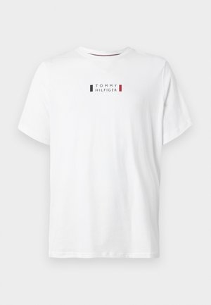 Hvit bomull T-skjorte med rund hals. Har et sentralt logo med svart og rødt som sier "TOMMY HILFIGER." Korte ermer.