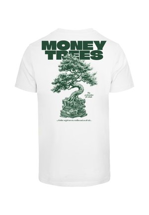 T-shirt blanc avec une illustration verte d’un arbre poussant à partir d’argent empilé et texte indiquant « MONEY TREES » et « Un dollar pourrait devenir un million. »