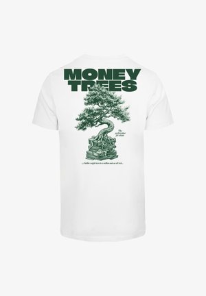 T-shirt blanc avec une illustration verte d’un arbre poussant à partir d’argent empilé et texte indiquant « MONEY TREES » et « Un dollar pourrait devenir un million. »