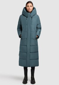 Długi puchowy płaszcz w kolorze morskim, z wysokim kołnierzem i bocznymi kieszeniami. Wykonany z gładkiego, pikowanego materiału o prostej sylwetce.