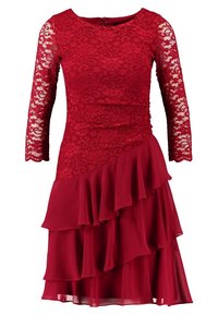 Abito rosso con corpetto in pizzo e maniche a tre quarti, caratterizzato da una gonna in chiffon a strati con dettagli arricciati all'orlo.