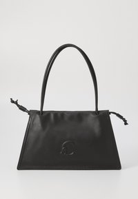 Borsa a tracolla nera in pelle con un design strutturato, doppie maniglie rotonde, un dettaglio annodato e logo impresso sul davanti. Texture liscia.