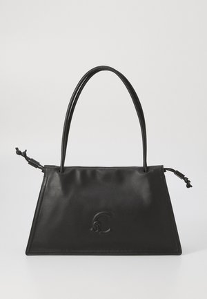 Bolsa de mão em couro preto com um design estruturado, alças arredondadas duplas, um detalhe em nó e logotipo estampado na frente. Textura suave.