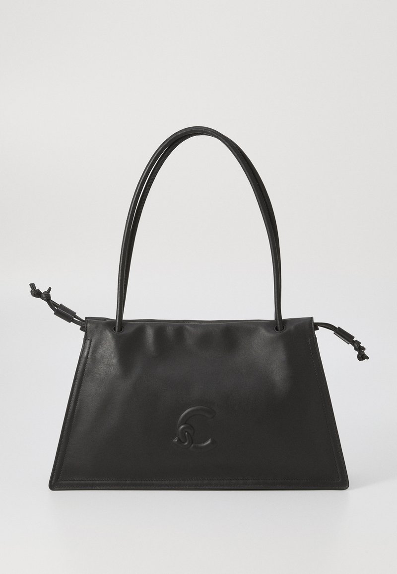 Borsa a tracolla nera in pelle con un design strutturato, doppie maniglie rotonde, un dettaglio annodato e logo impresso sul davanti. Texture liscia.