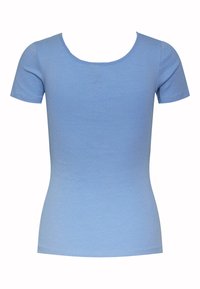 Světle modrý žebrovaný top s krátkým rukávem, kulatým výstřihem a přiléhavým střihem. Hladká textura bez viditelných vzorů nebo akcentů.