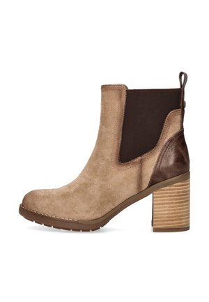 Botín de ante beige hasta el tobillo con panel elástico marrón oscuro, tacón marrón texturizado y puntera reforzada. Cuenta con una lengüeta para facilitar su puesta.