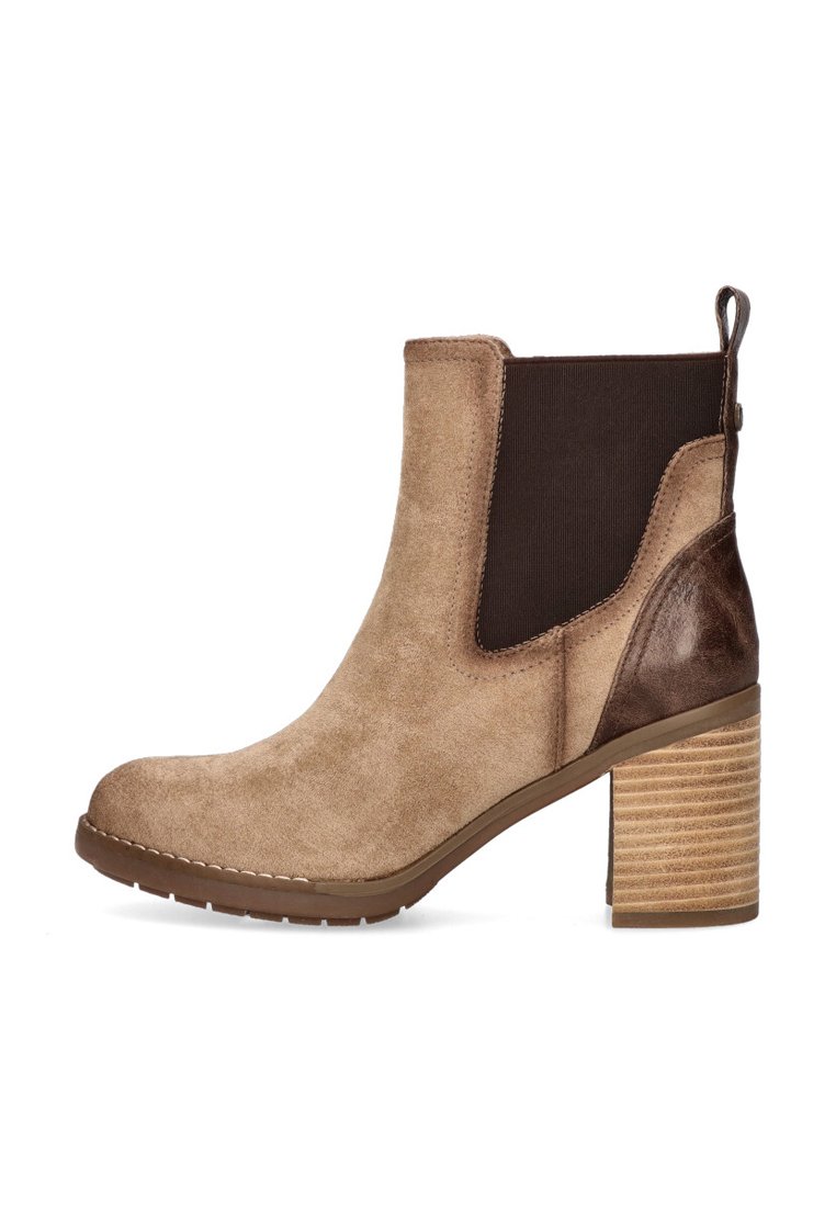 Botín de ante beige hasta el tobillo con panel elástico marrón oscuro, tacón marrón texturizado y puntera reforzada. Cuenta con una lengüeta para facilitar su puesta.