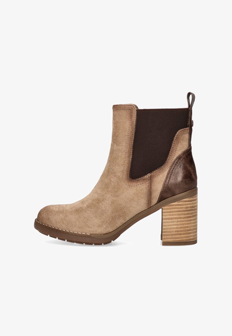 Botín de ante beige hasta el tobillo con panel elástico marrón oscuro, tacón marrón texturizado y puntera reforzada. Cuenta con una lengüeta para facilitar su puesta.