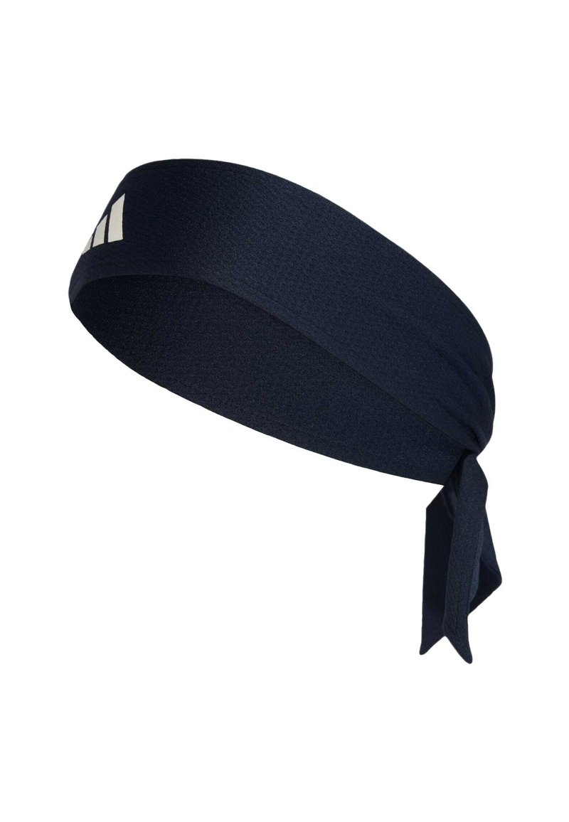 Diadema de tela azul marino con superficie texturizada, presenta un nudo en un extremo y un acento de logo. Diseño suave y flexible para un ajuste seguro.