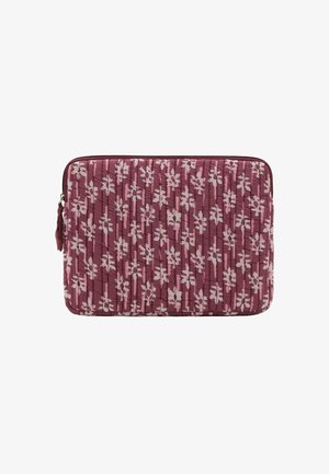 Gequiltede laptoptas in dieproze met een wit bloemenpatroon, voorzien van een ritssluiting en textuur. Compact en gevoerd ontwerp.
