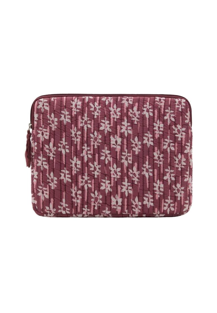 Quiltet laptop sleeve i dyb rose med hvidt blomstermønster, der har en lynlåslukning og en tekstureret overflade. Kompakt og polstret design.