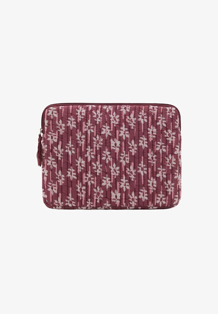 Quiltet laptop sleeve i dyb rose med hvidt blomstermønster, der har en lynlåslukning og en tekstureret overflade. Kompakt og polstret design.