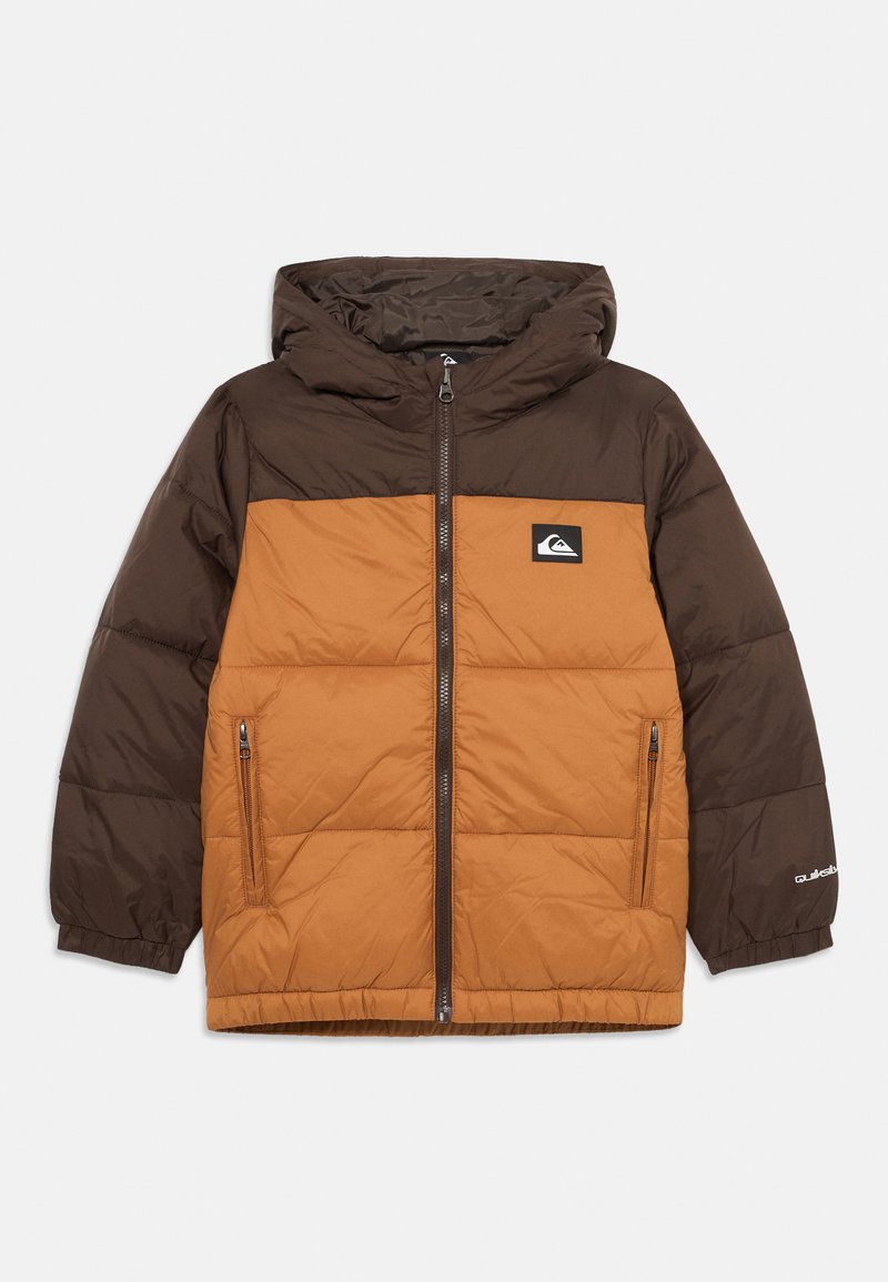 Casaco acolchoado castanho e laranja com capuz, fecho frontal, dois bolsos com fecho e um pequeno logotipo preto e branco no peito.