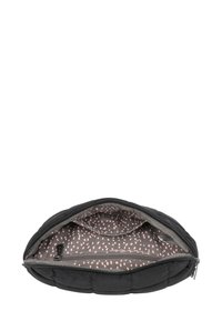 Clutch acolchado negro con cierre de cremallera, que cuenta con un forro interior de lunares rosas y un bolsillo interior para una mejor organización.