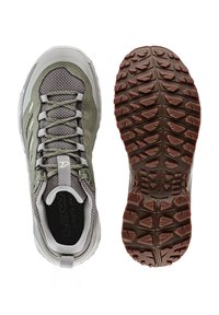 Graue Wanderschuhe aus Mesh und Wildleder; mit einer strukturierten Gummisohle mit detailliertem Profil und verstärkter Zehenschutzkappe.
