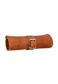 Étui en cuir brun enroulable avec une sangle à boucle en argent, présentant une texture lisse et des bords cousus, conçu pour contenir des outils ou des accessoires.