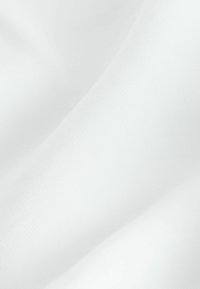 Tissu blanc lisse avec des plis doux et un léger tissage texturé, mettant en valeur de subtiles variations de lumière et d'ombre.