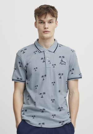 Lys blå polo skjorte med palmetre mønster, med klassisk krage, tre-knapps knapplukking, og marineblå detaljer på ermene.