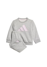 Conjunto de sudadera y pantalones grises hecho de una tela suave, que presenta un gran logo de Adidas en rosa en la parte delantera y detalles en rosa en los pantalones.