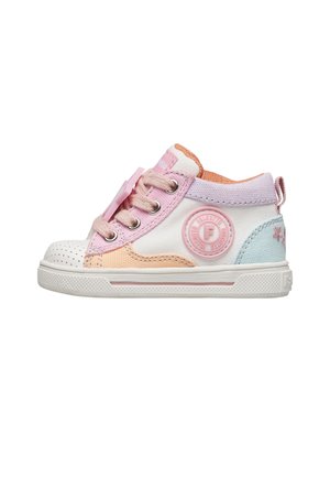 Sneaker alta per bambino piccolo in bianco con accenti pastello rosa, pesca e azzurro, lacci rosa e una toppa con logo circolare sul lato.