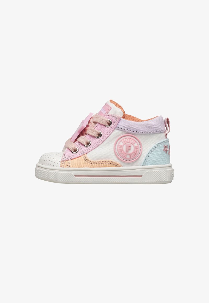 Kleinkind-Hochschnitt-Sneaker in Weiß mit pastellrosa, Pfirsich- und blauen Akzenten, pinken Schnürsenkeln und einem runden Logo-Patch an der Seite.