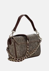 Borsa con motivo a spina di pesce nei toni del marrone, dotata di tracolle in catena dorata e manico in pelle. Presenta un tessuto testurizzato e accenti a contrasto.
