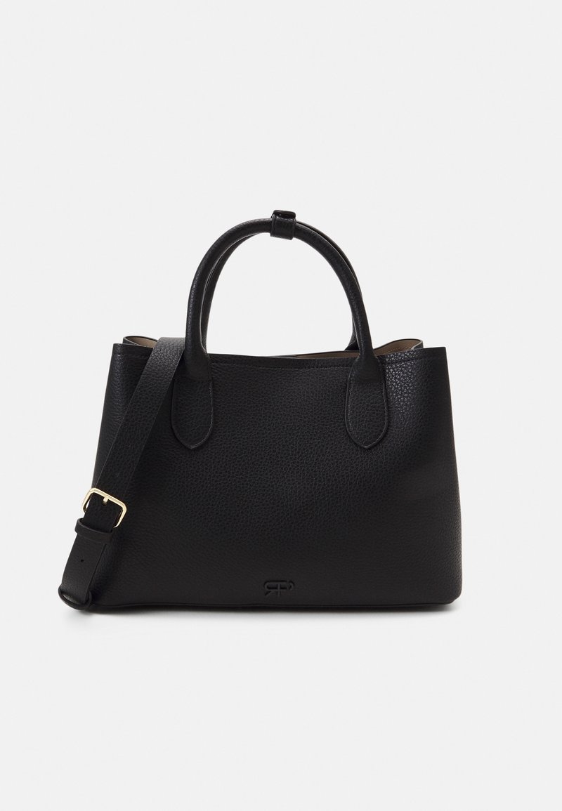 Sac à main en cuir noir texturé avec deux poignées et une bandoulière réglable munie d'une boucle dorée sur un fond uni.