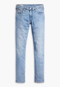 Jeans de mezclilla azul claro con corte recto, diseño de cinco bolsillos y pasadores para cinturón, con un acabado desgastado y sutiles detalles de costura.