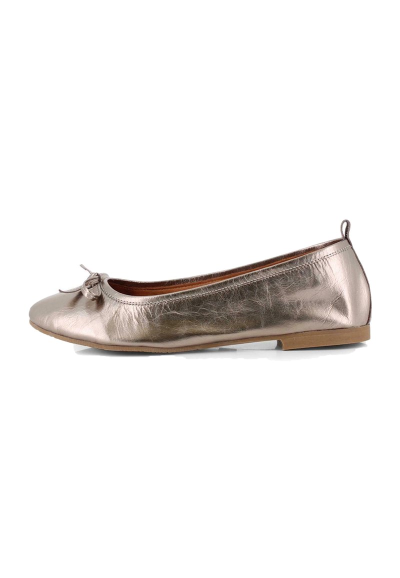 Bailarinas metálicas en oro rosa con puntera redondeada, pequeño lazo decorativo, textura suave y tacón bajo para mayor comodidad.