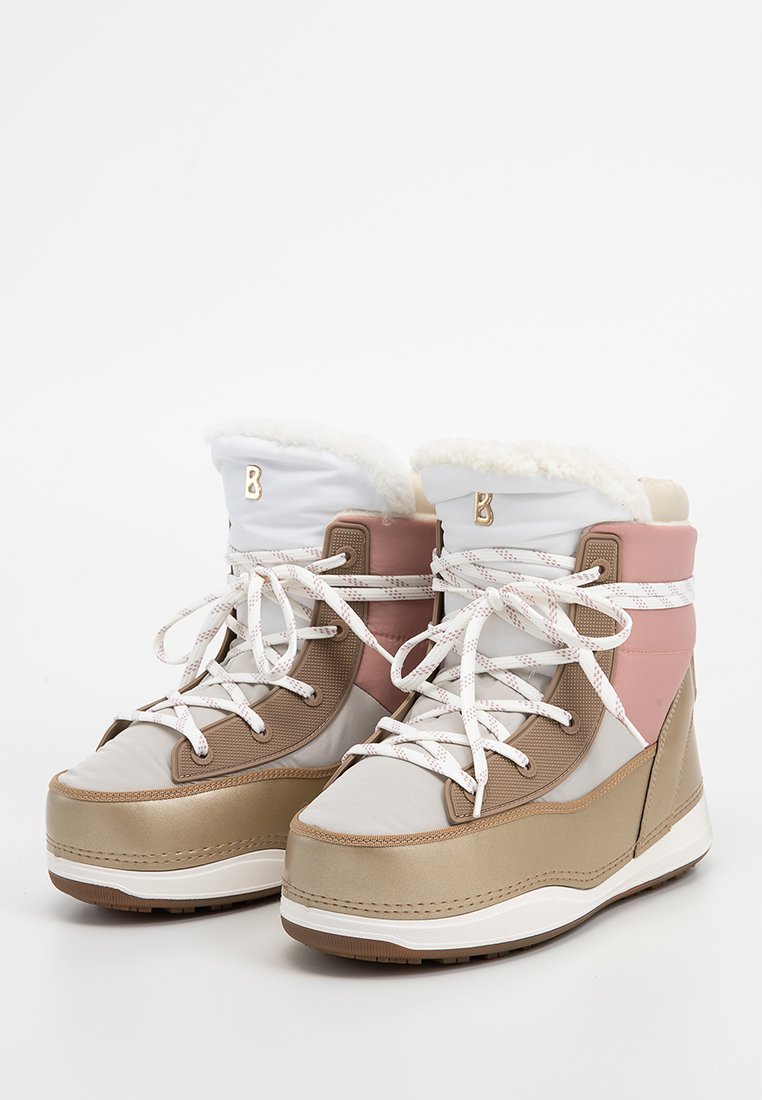 Stivali invernali marroni e bianchi con un collare bianco soffice, pannelli testurizzati, accenti rosa e lacci bianchi. Presentano un design a motivi.