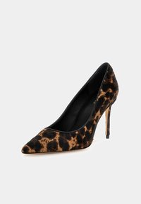 Scarpa con tacco alto a stampa leopardata, con punta appuntita, rifiniture nere e superficie testurizzata, dotata di un sottile tacco a stiletto.