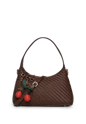 Sac à bandoulière en cuir tressé marron avec une sangle et des charms décoratifs en forme de cerises rouges attachés à l'avant.