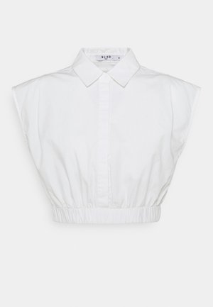 Biała bluzka z krótkim rękawem i kołnierzykiem, z elastycznym dołem, zapinana na guziki, o szerokim kroju ramion, oznaczona rozmiarem 36 przez NA-KD.