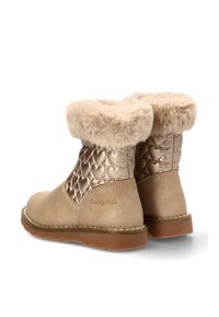 Botas beige para niños con patrón de corazón metálico acolchado, puño de piel y suelas de goma, mostradas en ángulo para mostrar detalles traseros y laterales.