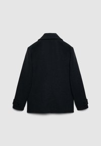 Manteau en laine foncée avec un col cranté, des manches longues et des poignets boutonnés. Texture lisse et coupe ajustée avec des détails minimaux.