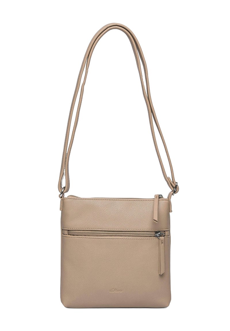Borsa a tracolla beige realizzata in pelle sintetica testurizzata, con una tasca frontale con zip e spallacci regolabili. Design minimalista con dettaglio del logo.