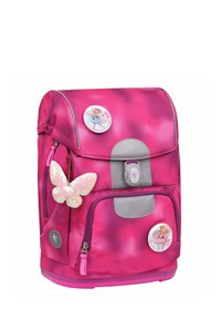 Rosa Farbverlauf-Rucksack mit silbernen Akzenten, vorderer Tasche, dekorativem Schmetterlingsanhänger und drei runden Charakterabzeichen auf der Vorderseite.