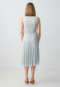 Helles blaues Kleid mit einem karierten Muster in blassem Gelb und Weiß. Ärmelloses Design, plissierter Rock, weiche Textur und knielange Länge.