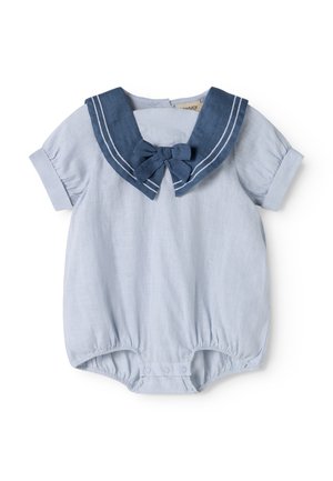 Svetlomodrý detský overal s krátkymi rukávmi, elastickými otvoreniami na nohách a tmavomodrým námorníckym golierom s bielymi pruhmi a mašľou.