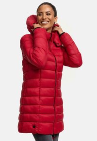 Červená puffer bunda s kapucňou, vyrobená z prešívanej látky, čierny zips a predné vrecká. Hladký povrch a dĺžka po kolená.