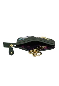 Grüne Leder-Münztasche mit Reißverschluss, goldenen Beschlägen, lila floralem Innenfutter und angebrachtem Schlüsselanhänger.