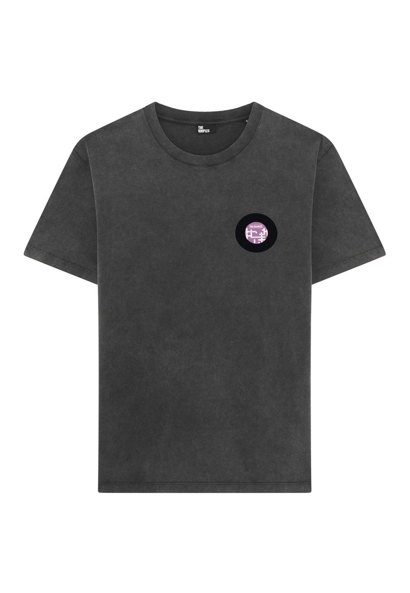 Grå bomulds t-shirt med rund hals og korte ærmer. Har et lille sort cirkulært grafisk motiv på venstre bryst.