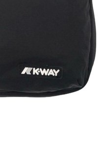 Svart polstret veske med en glatt tekstur og K-WAY-logo. Har avrundede kanter og glidelås lukking på toppen.