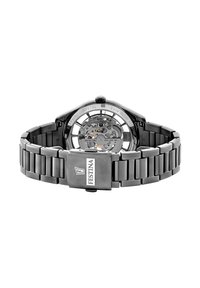 Reloj automático con brazalete de acero inoxidable, tonos negro y plateado, fondo de caja transparente y cristal de zafiro. Cuenta con un cierre.
