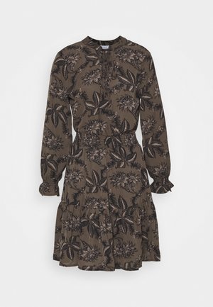 Robe vert foncé avec un motif floral beige. Elle présente une taille cintrée et des manches bouffantes. Tissu lisse avec un design de jupe à volants.