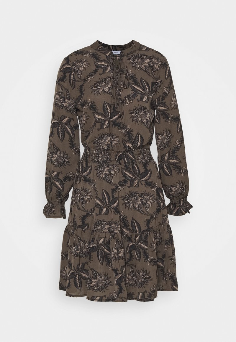 Tmavě zelené šaty s béžovým květinovým vzorem. Mají stažený pas a nabírané rukávy. Hladká látka s vrstveným designem sukně.