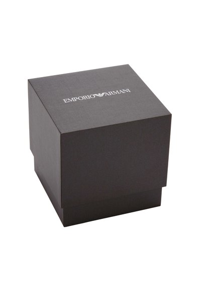 Zamknięte czarne kwadratowe pudełko Emporio Armani z białym logo umieszczonym na środku pokrywki na białym tle.