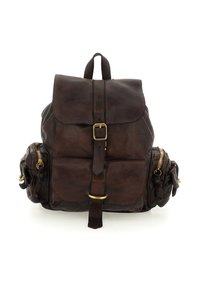 Zaino in pelle marrone scuro con cinturino anteriore a fibbia, due tasche laterali con zip e una maniglia superiore, mostrato su uno sfondo bianco.