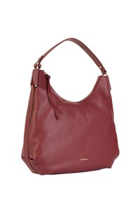 Bolso hobo de cuero burdeos con textura suave, banda para el hombro única, herrajes en tono dorado y cierre de cremallera con un charm decorativo en forma de borla.