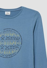 Blauwe langjarige shirt gemaakt van zachte stof. Bevat een ronde grafische afbeelding met de tekst "SOUND" in vetgedrukte zwarte letters en gele accenten.
